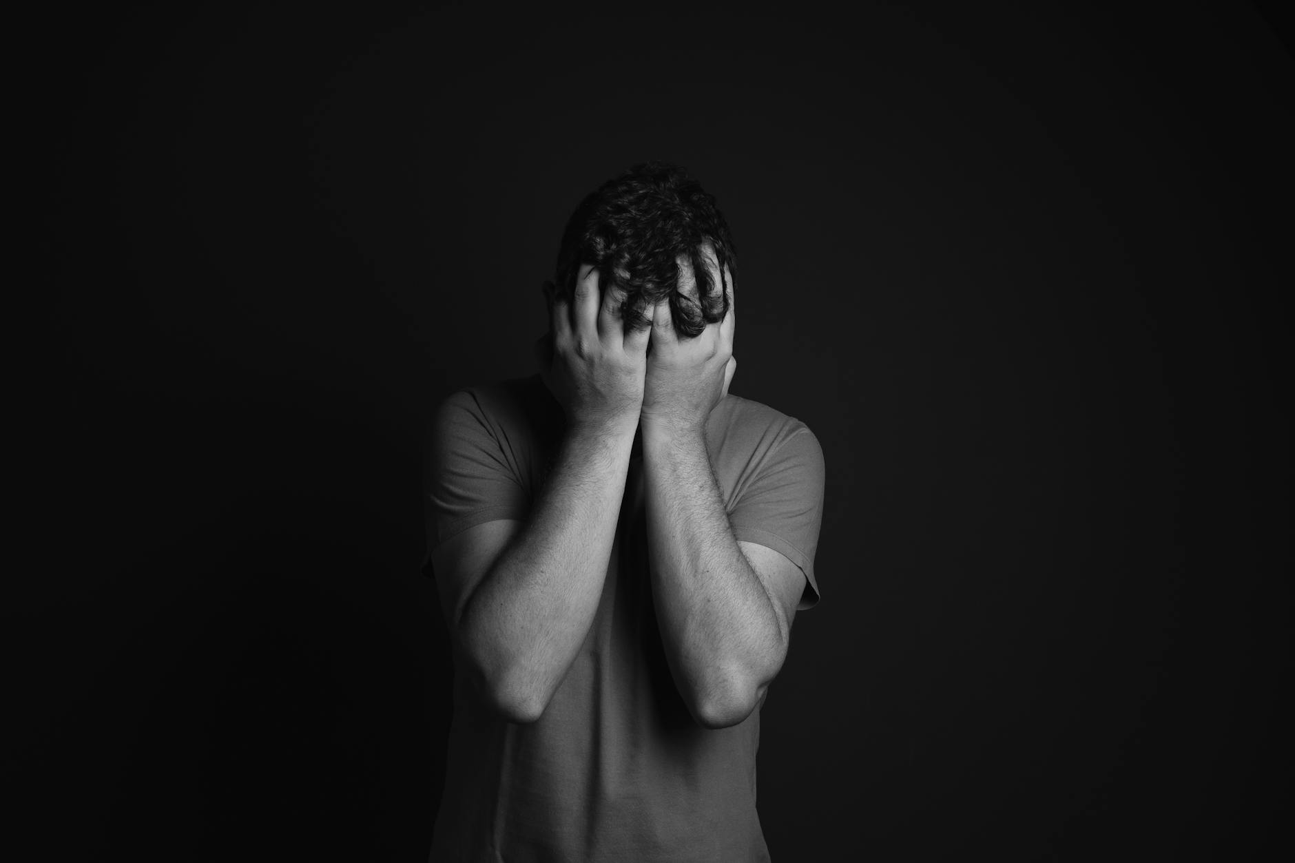 “Nostalgia’s Warm Embrace: How Reflecting on the Past Strengthens Friendships and Mental Health” – Let’s Be Different Together